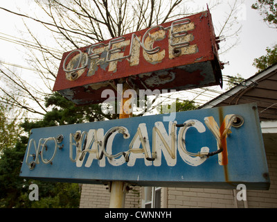 Un vieux signe devant un motel Banque D'Images