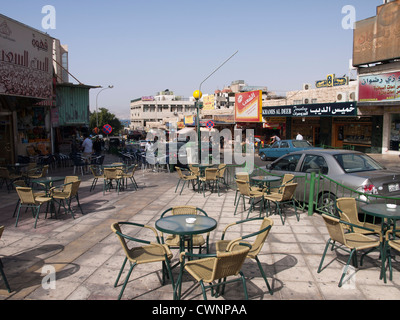 Café au coin d'une rue à Aqaba Jordanie Banque D'Images