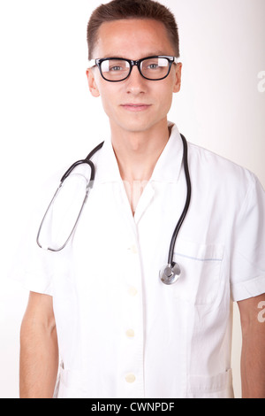 Portrait of a young attractive male doctor smiling. Banque D'Images