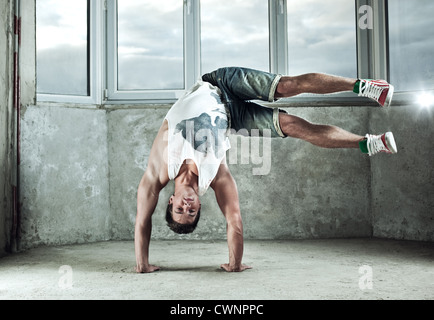 Jeune homme fort break dance. Banque D'Images