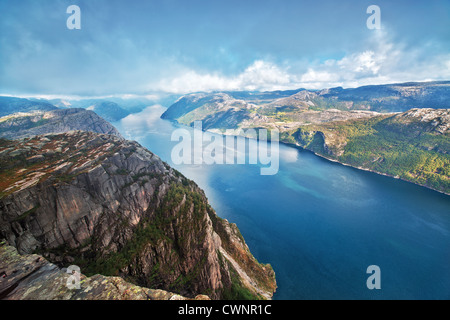 Vue à partir de la falaise Preikestolen Lysefjord en Norvège. Banque D'Images