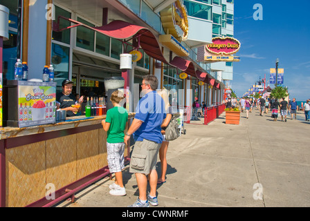 Famille d'attendre en file pour la crême glacée à Navy Pier à Chicago, Illinois Banque D'Images