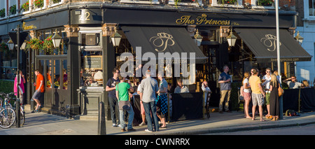 Les temps chaud au Princess pub londonien traditionnel dans Primrose Hill, Londres Banque D'Images