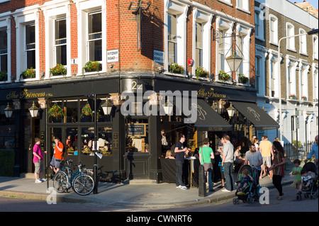 Laissez-passer de groupe familial, les temps chaud au Princess pub londonien traditionnel dans Chalcot Road, Primrose Hill, Londres Banque D'Images