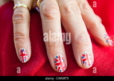 Drapeaux Union Jack peint sur les ongles comme geste patriotique pour les célébrations jubilaires au Royaume-Uni Banque D'Images