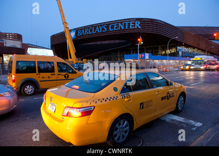 New York City Taxis en face du nouveau stade de 19 000 places, Barclays Center qui s'ouvre au public le 28 septembre 2012 avec un concert de Jay-Z. Brooklyn, NY, USA Banque D'Images