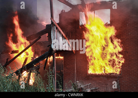 L'incendie d'une maison hors de contrôle comme leap flammes depuis les fenêtres. Banque D'Images