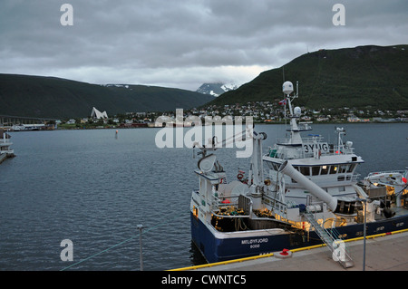 Un bateau de pêche commercial, le Meloyfjord, construit en 2011, est ancré sur le front de mer de Tromso, en Norvège. Banque D'Images