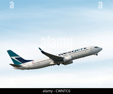 Un avion Boeing 737-800 de Westjet s'écarte de l'Aéroport International de Vancouver Banque D'Images