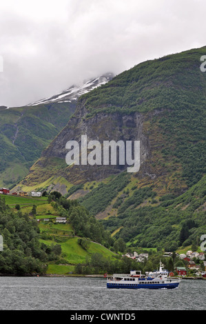 Croisière sur le Naeroyfjord (Nærøyfjord) entre Flam et Gudvangen, Norvège. Le site classé au patrimoine mondial de l'UNESCO est un beau bras du Sognefjord. Banque D'Images