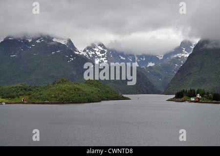 Eaux calmes et paysages côtiers vus depuis le ferry de MS Richard en direction du sud de Hurtigruten entre Tromso et Svolvaer, Norvège. Banque D'Images