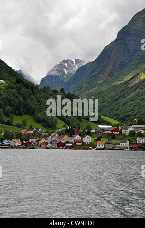 Croisière sur le Naeroyfjord (Nærøyfjord), reconnu par l'UNESCO, le plus grand et le plus beau bras du Sognefjord entre Flam et Gudvangen, Norvège. Banque D'Images