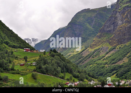 Maisons dans la vallée de Flam du chemin de fer de Flam en Norvège.Flåm est un village dans la vallée de Flåmsdalen, à l'extrémité intérieure de l'Aurlandsfjorden. Banque D'Images