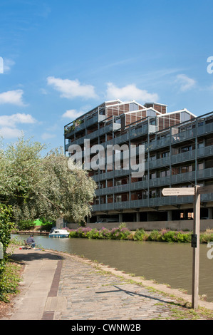 LONDRES, Royaume-Uni - 11 AOÛT 2012 : Regent's Canal près de Three Mill Lane Banque D'Images