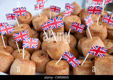 Union Jack les drapeaux sur les tartes de porc comme geste patriotique pour les célébrations du jubilé street party au Royaume-Uni Banque D'Images