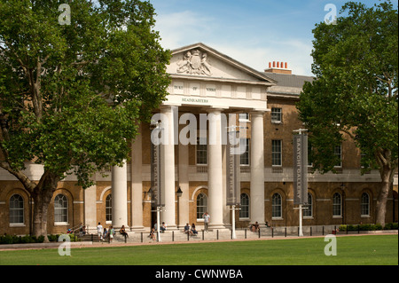 LONDRES, Royaume-Uni - 11 AOÛT 2012 : entrée à la Saatchi Gallery, au siège de Duke of York, à Chelsea Banque D'Images