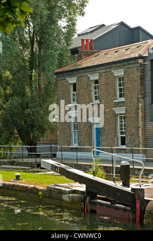 LONDRES, Royaume-Uni - 11 AOÛT 2012 : Mile End Lock, Regents Canal, Banque D'Images