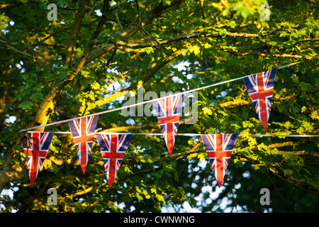 Union Jack flag bunting à street party pour célébrer le Jubilé de diamant de la Reine à Swinbrook dans les Cotswolds, Royaume-Uni Banque D'Images