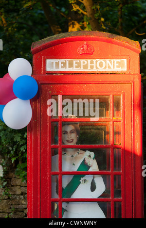 Image de découpe de la reine Elizabeth II dans la phonebox à street party pour célébrer le Jubilé de diamant à Swinbrook, les Cotswolds, Royaume-Uni Banque D'Images