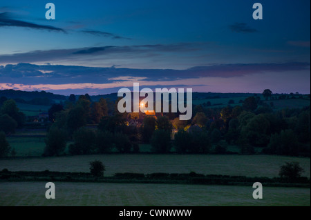 Phare allumé sur le clocher de l'église de St Mary's Church pour célébrer le Jubilé de diamant de la Reine à Swinbrook dans les Cotswolds, Royaume-Uni Banque D'Images