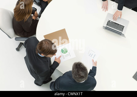 Associés d'affaires à examiner des documents Banque D'Images