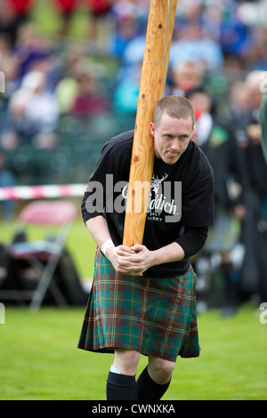 Heavies participer à des événements sportifs highland traditionnelles telles que lancer une pierre pour la distance et jeter la Caber à Braemar Banque D'Images