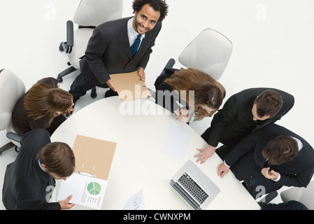 Young businessman giving presentation at meeting Banque D'Images