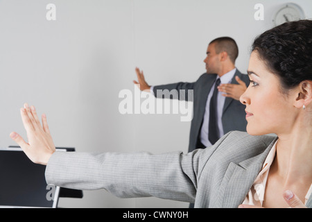 Les jeunes young exerçant dans office Banque D'Images