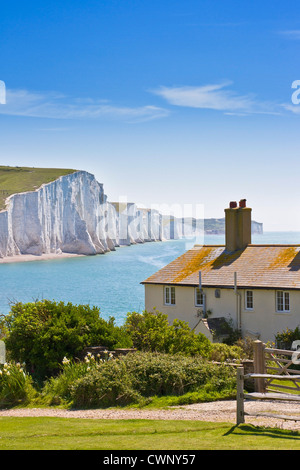 Les Sept Soeurs cliffs and coastguard cottages, près de Newhaven en Angleterre. Banque D'Images