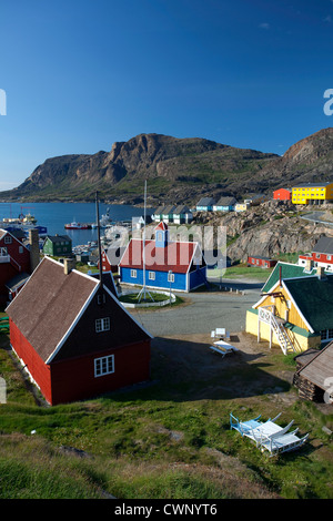 Bâtiments à Sisimiut, la deuxième plus grande ville du Groenland. Au centre de la photo est le Bethel Church, construite en 1775 Banque D'Images