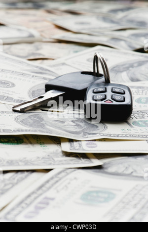 Clé de voiture on pile of one hundred dollar bills Banque D'Images