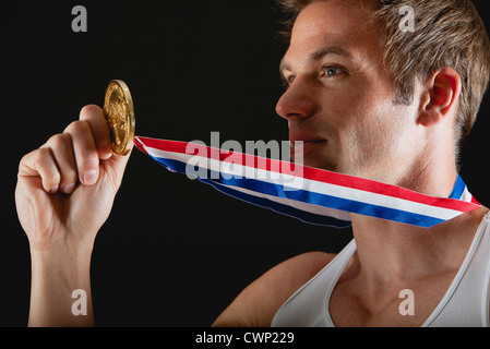 Médaille d'or de l'athlète holding Banque D'Images