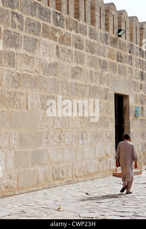 Un homme tunisien à pied de la grande mosquée de Sousse dans la Médina de la ville Banque D'Images