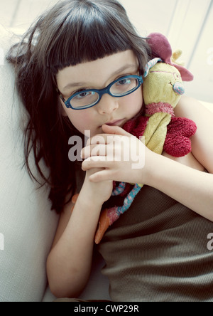 Girl holding stuffed toy, portrait Banque D'Images