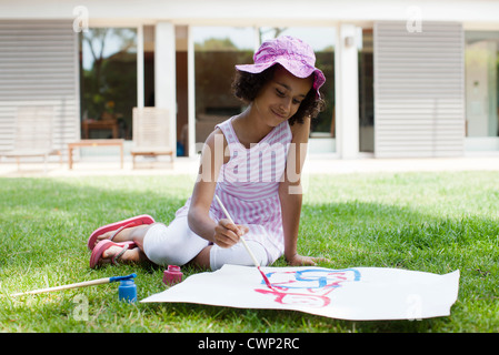 Girl sitting on grass dessin sur papier Banque D'Images