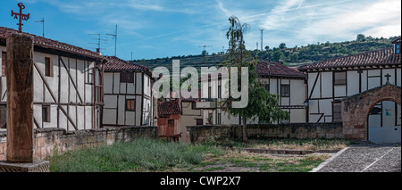 Panorama horizontal de la ville de Covarrubias dans la province de Burgos, Castille et Leon, Espagne, Europe Banque D'Images