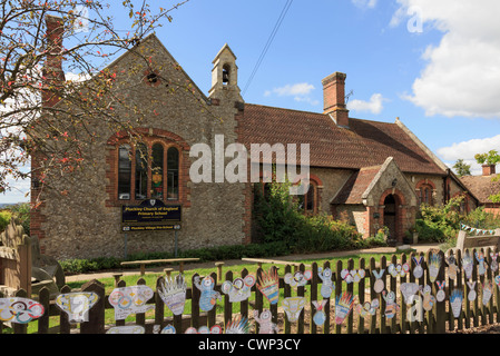 Village traditionnel Église d'Angleterre bâtiment de l'école primaire décoré avec des dessins des Jeux Olympiques 2012. Pluckley Kent Angleterre Royaume-Uni Banque D'Images