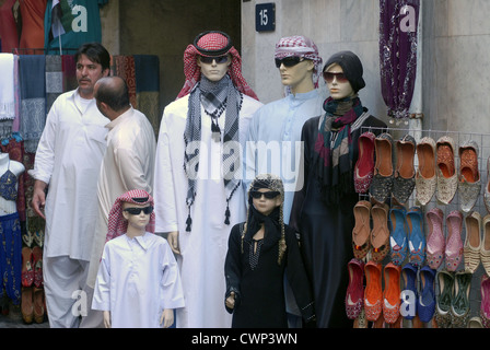 Souk aux textiles dans le district de Bastakiya, DUBAÏ, ÉMIRATS ARABES UNIS, Émirats arabes unis, au sud-est du golfe Persique, Péninsule Arabique, Asie. Banque D'Images