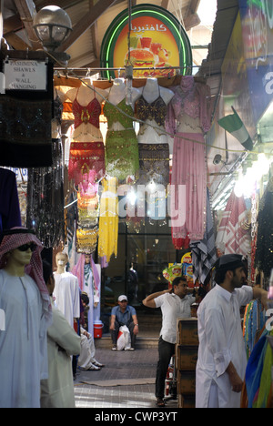 Souk aux textiles dans le district de Bastakiya, DUBAÏ, ÉMIRATS ARABES UNIS, Émirats arabes unis, au sud-est du golfe Persique, Péninsule Arabique, Asie. Banque D'Images