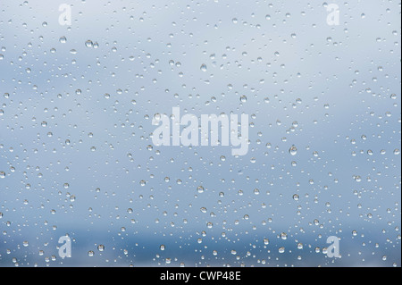 Les gouttes de pluie sur la fenêtre, close-up Banque D'Images