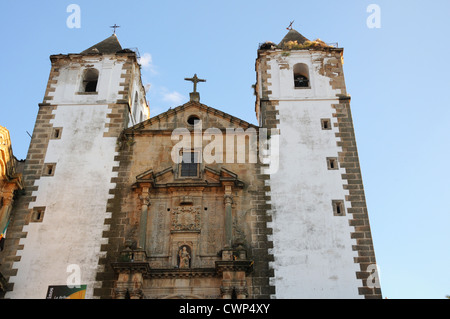 Avant de l'église, la Plaza San Jorge, Vieille Ville, Caceres. Banque D'Images