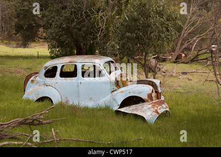 La rouille d'une voiture classique vintage ou sous-évaluées, Rusty et pourrir dans un enclos d'Australie. Banque D'Images