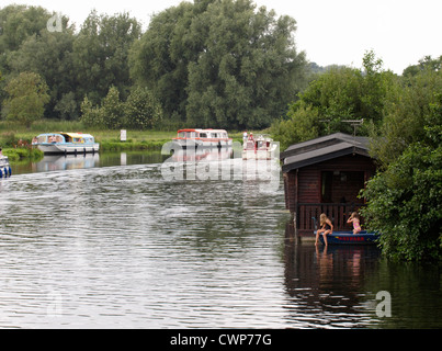 Bateaux et cabines sur la rivière au pont Wayford Ant, Norfolk Broads, UK Banque D'Images