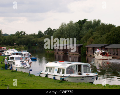 Bateaux et cabines sur la rivière au pont Wayford Ant, Norfolk Broads, UK Banque D'Images