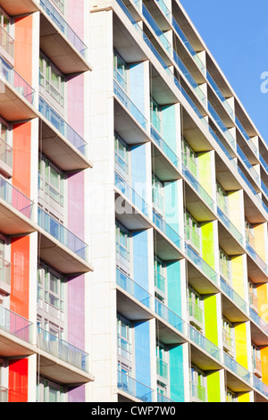 Des tours d'appartements. Un bloc d'appartement moderne et coloré à Nottingham, Angleterre, Royaume-Uni Banque D'Images
