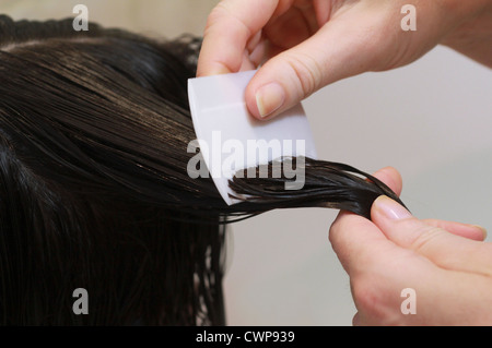 Le peignage des cheveux de l'enfant pour headlice Banque D'Images