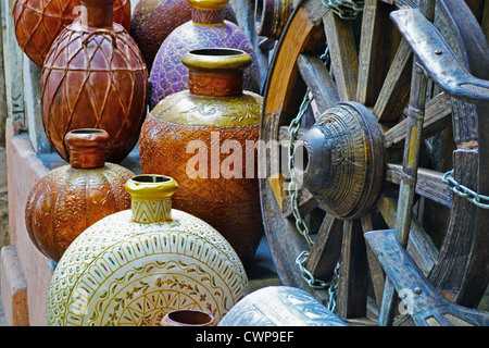 Magasin de poterie dans un souk de Muscat, Oman Banque D'Images