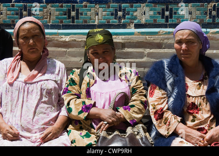 Les visiteurs dans l'Shahr-i-Zindah (Shahi Sinda) nécropole, Samarkand, Ouzbékistan Banque D'Images