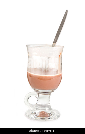 La moitié ivre verre de chocolat chaud on white Banque D'Images