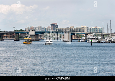 Les croisières Ft. Lauderdale, en Floride, le long de l'Intracoastal Waterway. Banque D'Images